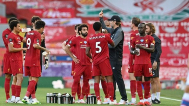 Manajer Liverpool, Juergen Klopp, saat melakukan team talk di pinggir lapangan
