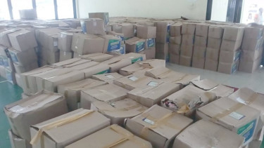 Ribuan paket sembako di Depok terbengkalai dan rusak.