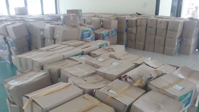 Ribuan paket sembako di Depok terbengkalai dan rusak.