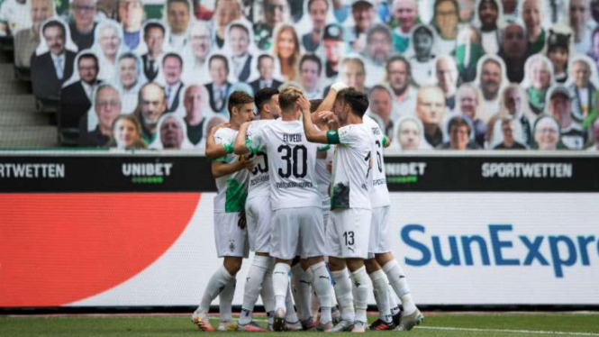Pemain Borussia Moenchengladbach rayakan gol.