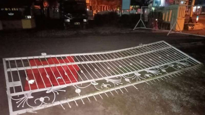 Mapolres OKI diserang, pagar tumbang