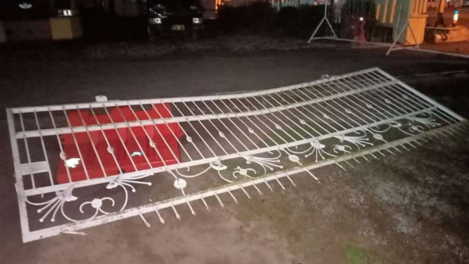 Pagar Mapolres OKI, Sumsel roboh diserang pelaku memakai mobil.