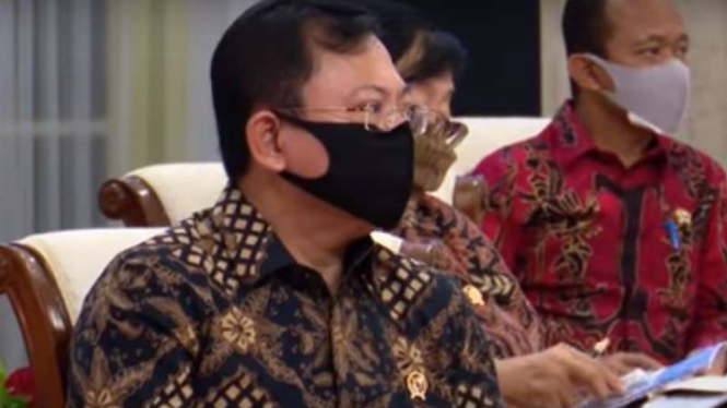 Menkes Terawan saat mendengar pidato Presiden Jokowi