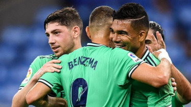 Para pemain Real Madrid merayakan gol Casemiro ke gawang Espanyol