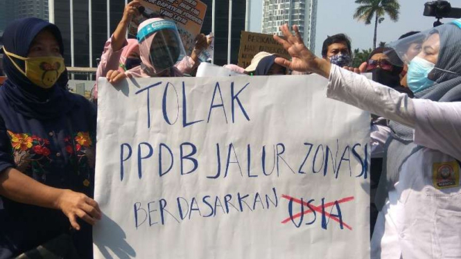 Orangtua siswa demo PPDB zona usia di Kemendikbud