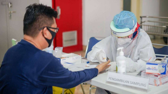 Penumpang Pesawat melakukan rapid test di Bandara sebelum terbang.