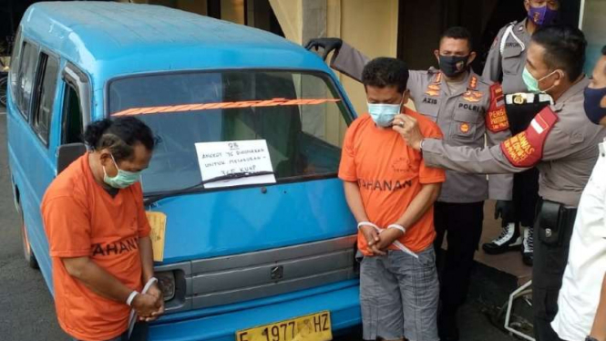 Polisi meringkus komplotan perampok yang menyekap dua tenaga kesehatan di dalam angkutan kota (angkot) di kota Depok, Jawa Barat.