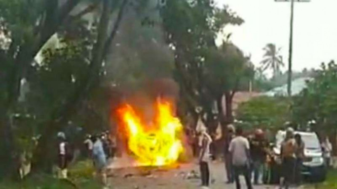 Massa di Madina bakar mobil wakapolres