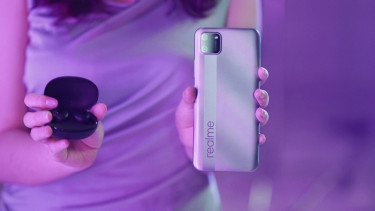 Realme C11 (kanan).
