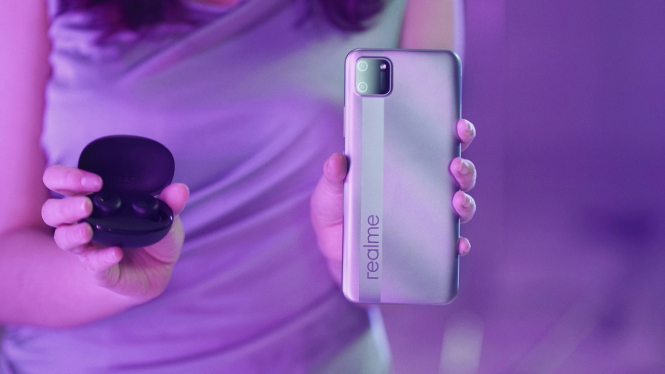 Realme C11 (kanan).