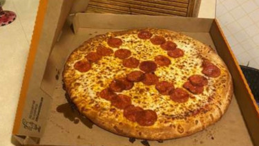 Piza dengan taburan berbentuk simbol swastika