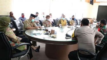 Pertemuan penyelenggara hajatan  yang undang Rhoma Irama dengan Bupati Bogor.