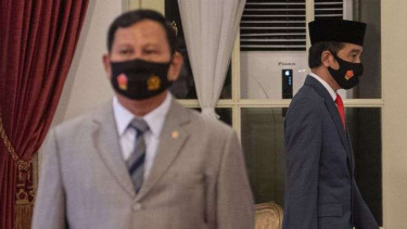 Presiden Joko Widodo (kanan) dan Menteri Pertahanan Prabowo Subianto