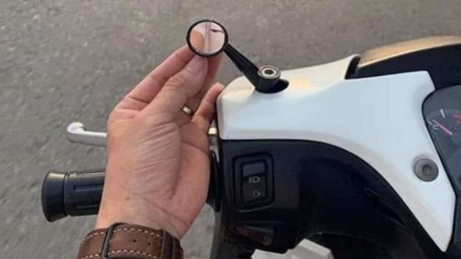 Spion sepeda motor berukuran mungil