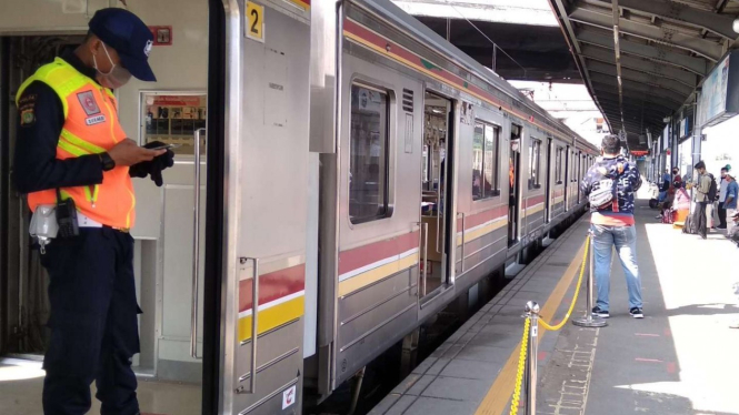 Kereta KRL Commuter Line saat pelaksanaan PSBB di Jabodetabek.
