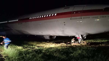 Pesawat Garuda Indonesia keluar dari landasan pacu di Makassar