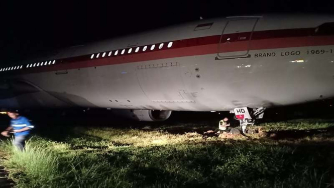Pesawat Garuda Indonesia keluar dari landasan pacu di Makassar
