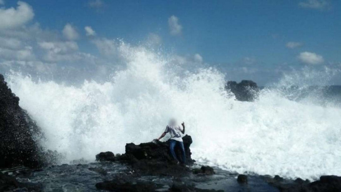 Foto Pelajar SMA Hilang Terhempas Ombak di Lombok.