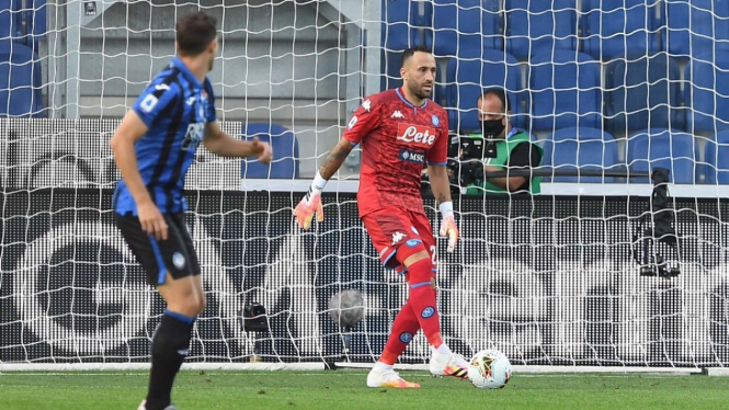 Kiper Napoli, David Ospina (kanan), saat melawan Atalanta