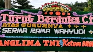 Karangan bunga untuk Rama Wahyudi.