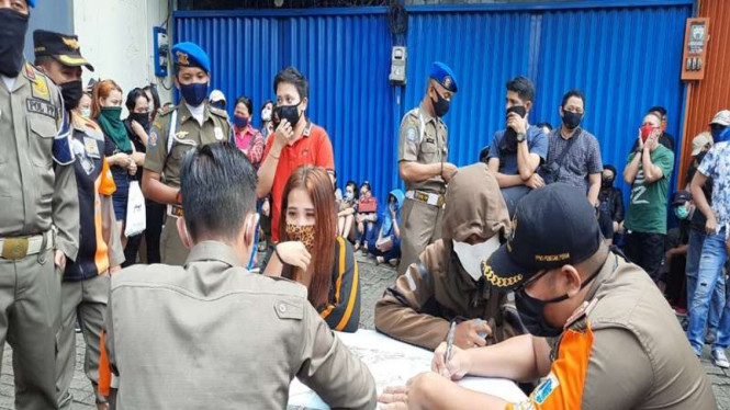 Diskotek Top One digerebek Satpol PP. Ratusan pengunjung, pemandu karaoke dan PSK diamankan.