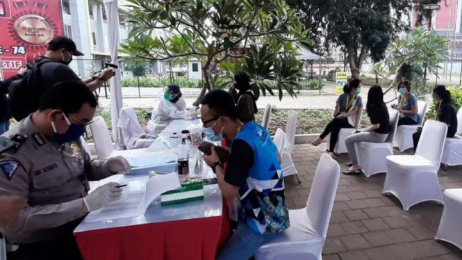 Pelayanan SIM gratis untuk tenaga medis di RSD Wisma Atlet Kemayoran.