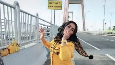 Viral Video TikTok Emak-emak Joget India di Jembatan Suramadu
