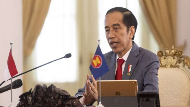 Presiden Joko Widodo (kanan) mengikuti KTT ASEAN ke-36 secara virtual