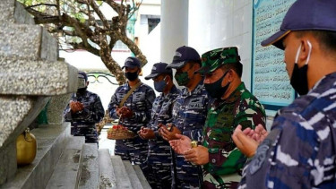 VIVA Militer: Prajurit KRI Diponegoro 365 Ziarah Makam Pangeran Diponegoro