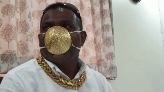 Seorang pria di India pakai masker berbahan emas.