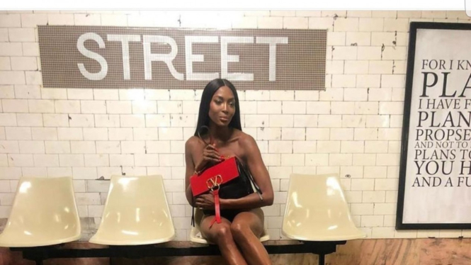 Naomi Campbell berpose untuk Valentino
