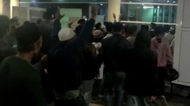 Ratusan warga di Kota Mataram, Nusa Tenggara Barat, menggeruduk Rumah Sakit Umum Daerah (RSUD) Kota Mataram, Senin malam, 6 Juli 2020.