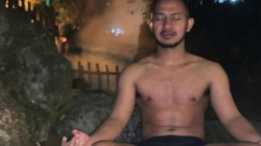 Gian Zola sedang bertapa 