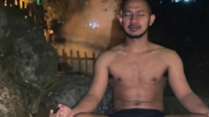 Gian Zola sedang bertapa 