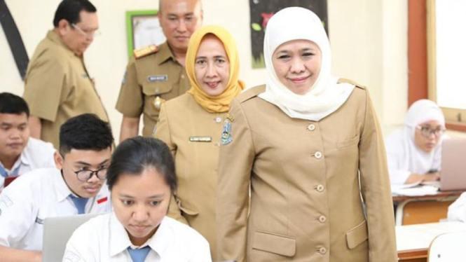 Gubernur Jawa Timur, Khofifah Indar Parawansa bersama siswa di Jawa Timur.