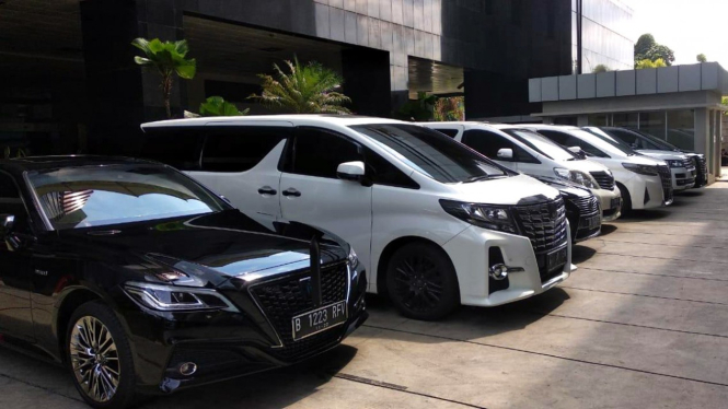Mobil mewah milik anggota Komisi III DPR parkir di Gedung KPK