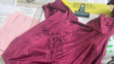 Baju baru bau dan basah. 