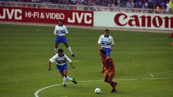 Michael Laudrup saat bermain untuk Barcelona