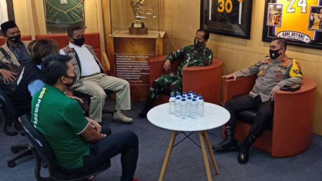 Kapolda Jatim dan Pangdam V/Brawijaya bertemu pihak Persebaya dan Bonek. 