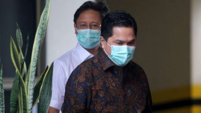 Menteri Badan Usaha Milik Negara (BUMN) Erick Thohir (kanan) dan Wakil Menteri BUMN Budi Gunadi Sadikin berjalan keluar dari pintu belakang Gedung Komisi Pemberantasan Korupsi (KPK) di Jakarta, Rabu (7/7/2020).