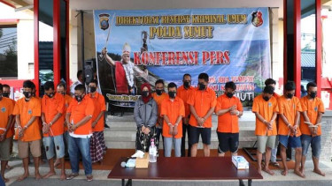 Para tersangka kerusuhan di Kabupaten Mandailing Natal di Mapolda Sumut