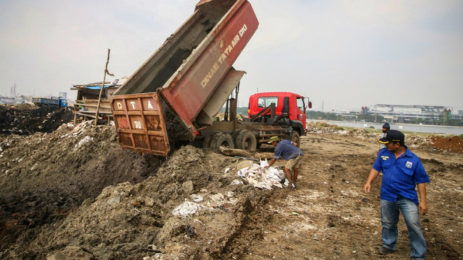 Pekerja menggunakan alat berat menggarap proyek reklamasi Ancol di Jakarta