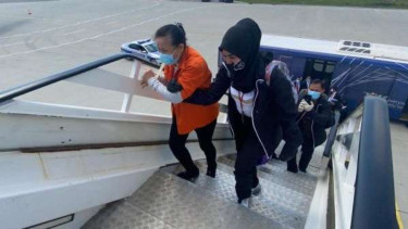Maria Pauline Lumowa saat dibawa pulang dari Serbia ke Indonesia