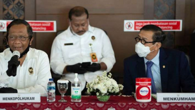 Menko Polhukam Mahfud MD (kiri) didampingi Menteri Hukum dan HAM Yasonna Laoly (kanan) menyampikan keterangan kepada wartawan terkait ekstradisi buronan pelaku pembobolan Bank BNI Maria Pauline Lumowa di Bandara Internasional Soekarno-Hatta (9/7/2020).
