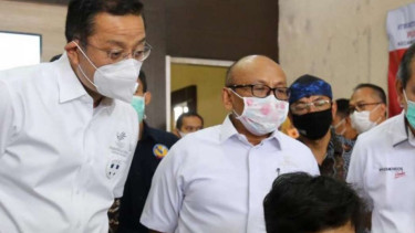 Mensos Juliari P Batubara saat melihat Puskesos Benda, Sukabumi.