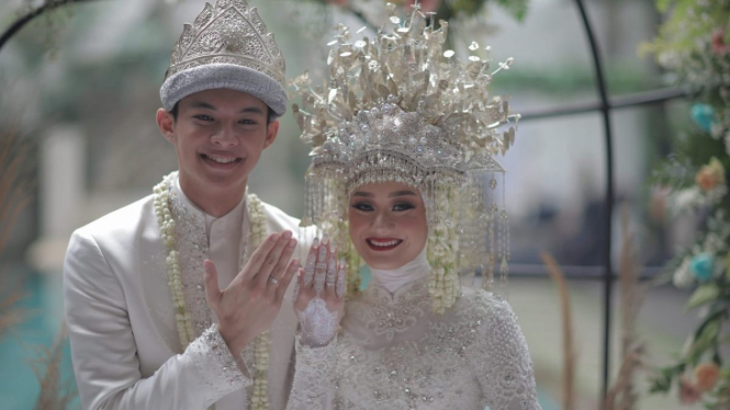 Pernikahan Dinda Hauw dan Rey Mbayang