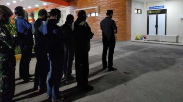 Jenazah Ketua MUI Soppeng, Arifuddin Djailani, disalati.