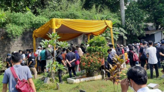 Para pelayat dalam pemakaman Yodi Prabowo, editor Metro TV, di tempat permakaman