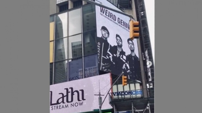 Weird Genius di Time Square, New York, Amerika Serikat.