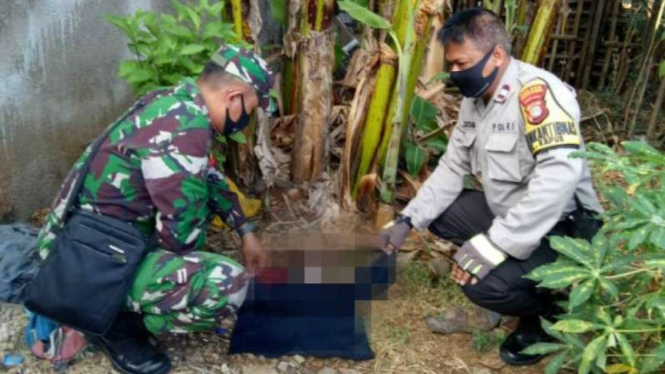 Petugas menemukan mayat bayi perempuan di Cengkareng, Minggu, 12 Juli 2020.